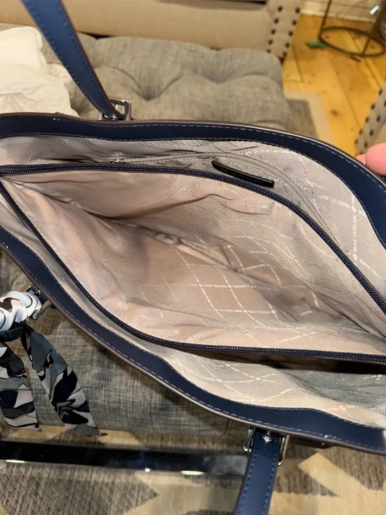 Michael Kors Jet Set Signature Blue White Tote - Picture 14 of 17